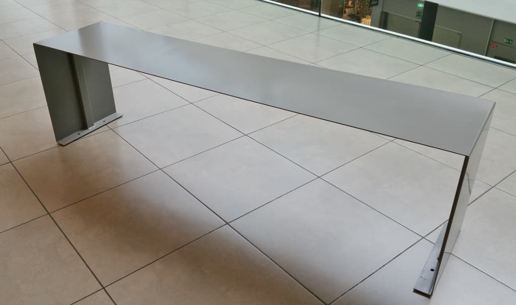 Banc design de qualité sur mesures en métal "ULTIMO"