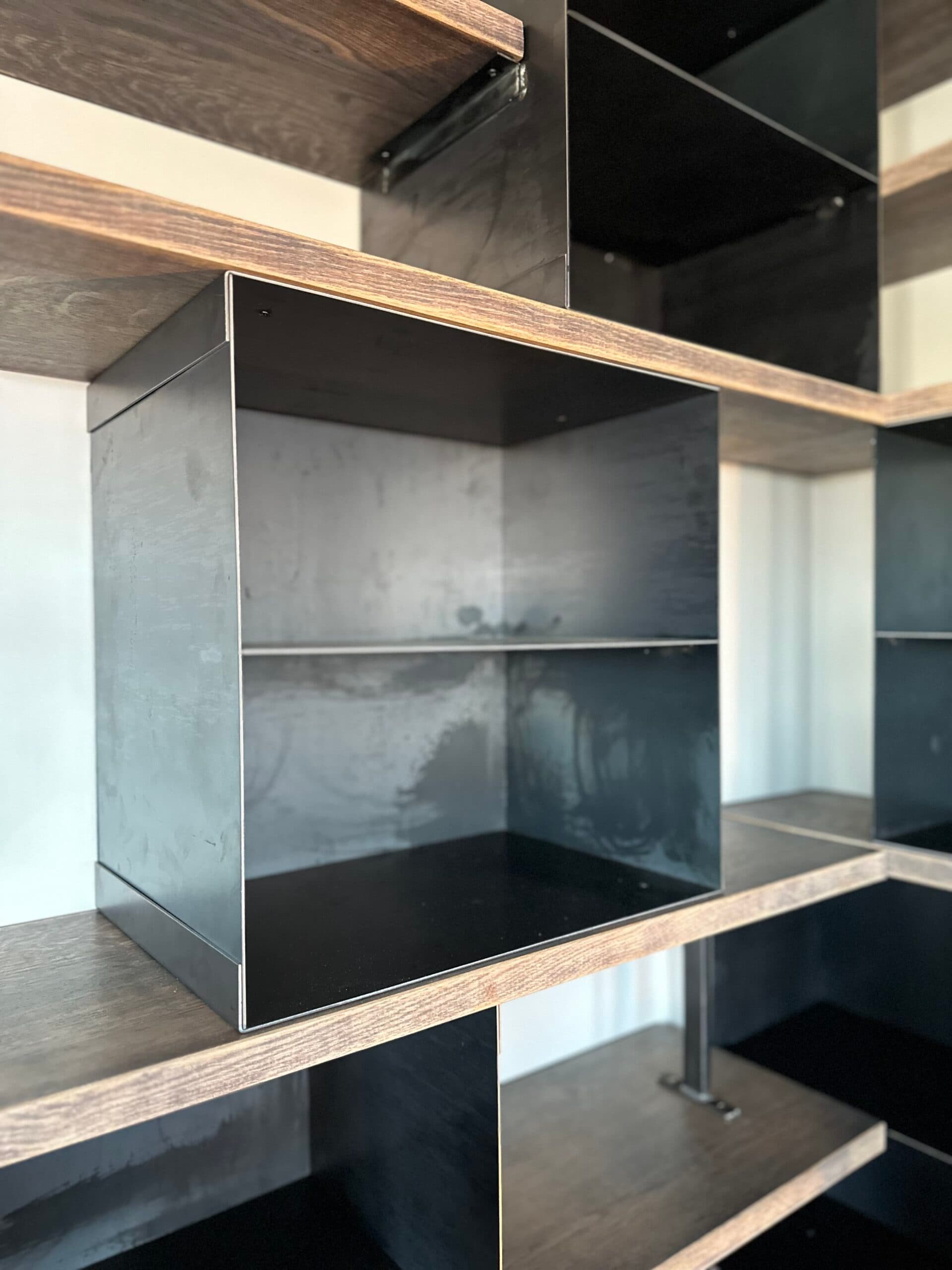 Bibliothèque d'angle en métal et chêne "CUBES 15"