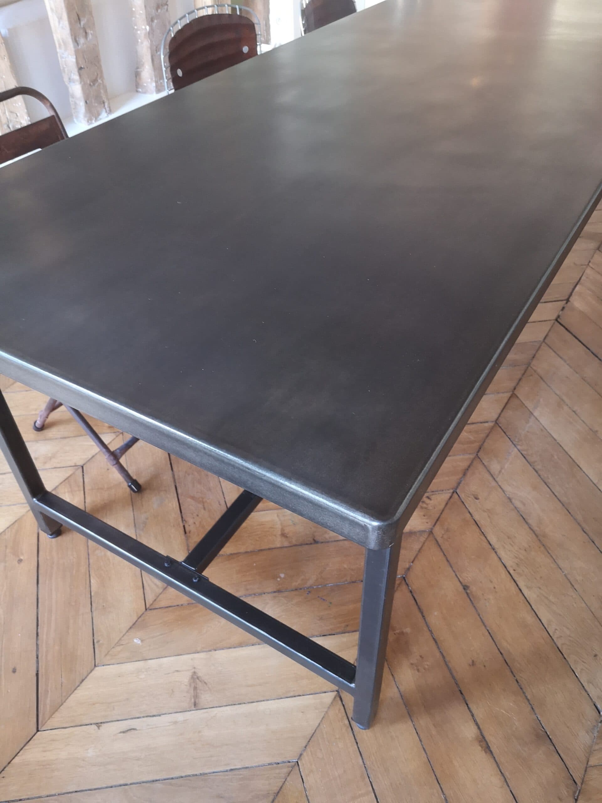 Table a manger en métal sur mesure type "MILITAIRE" pieds démonatbles