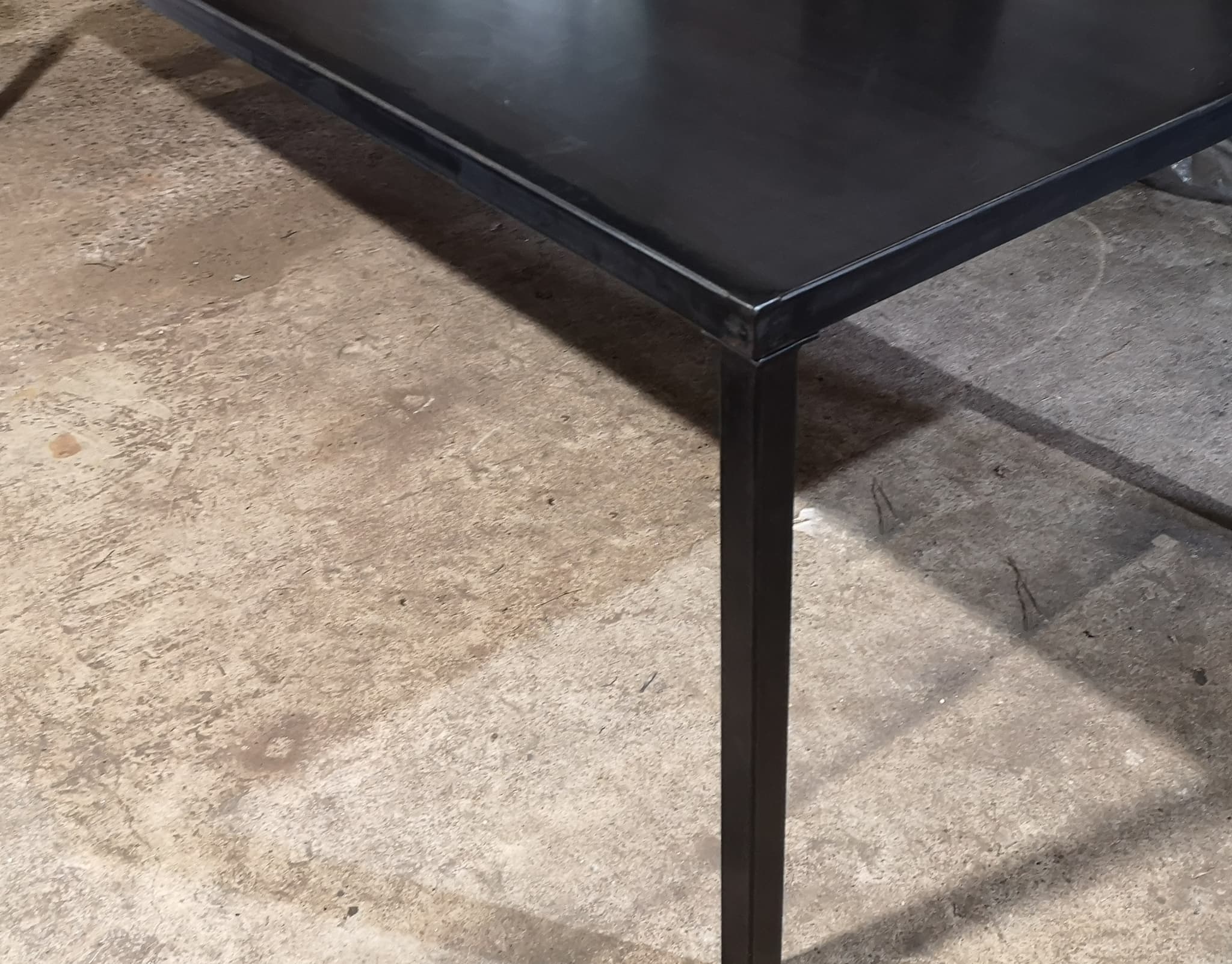Table design rectangulaire en métal brut sur mesure "PURE"
