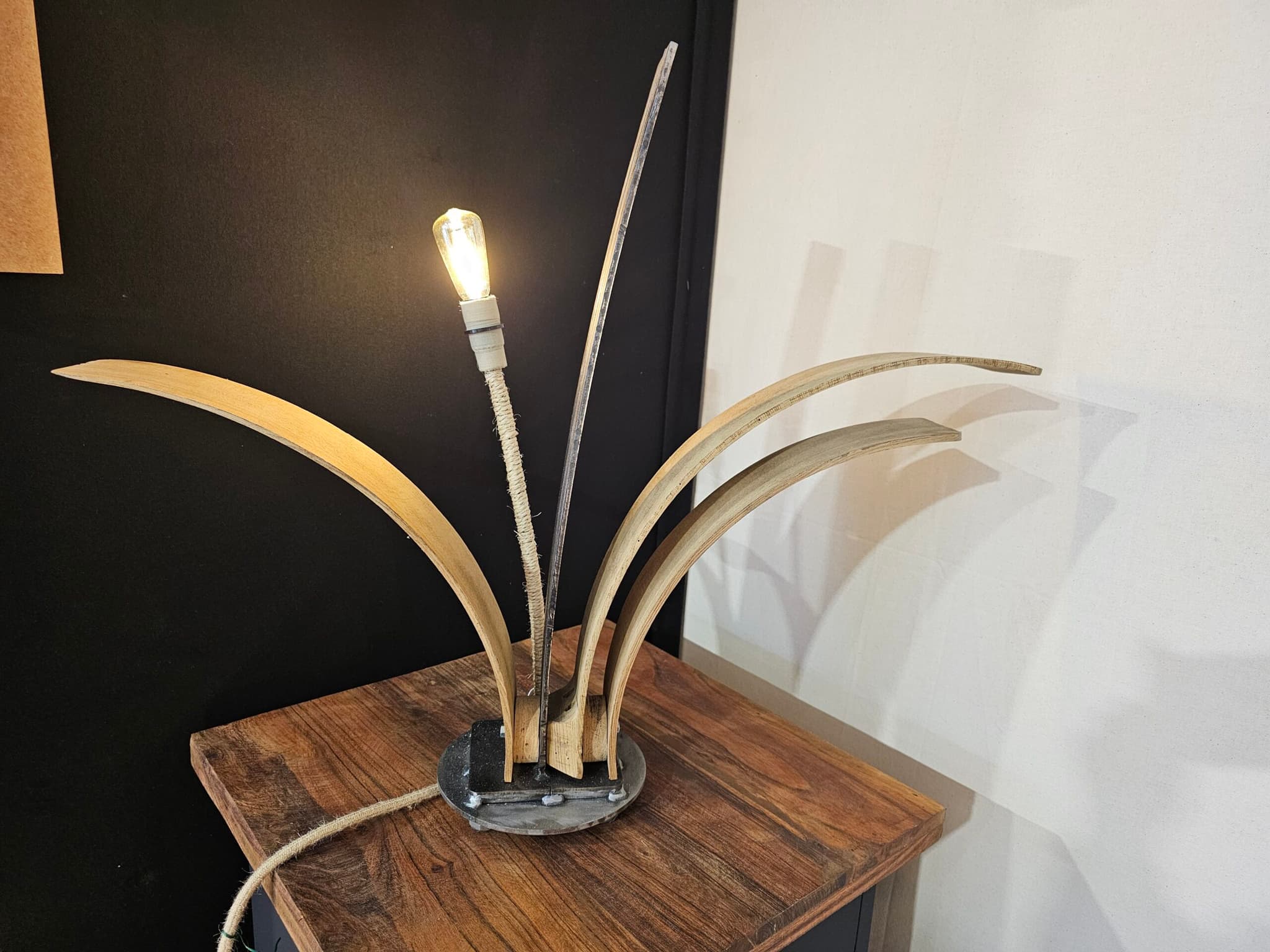 Lampe design "Nénuphar" - Luminaire artisanal bois recyclé