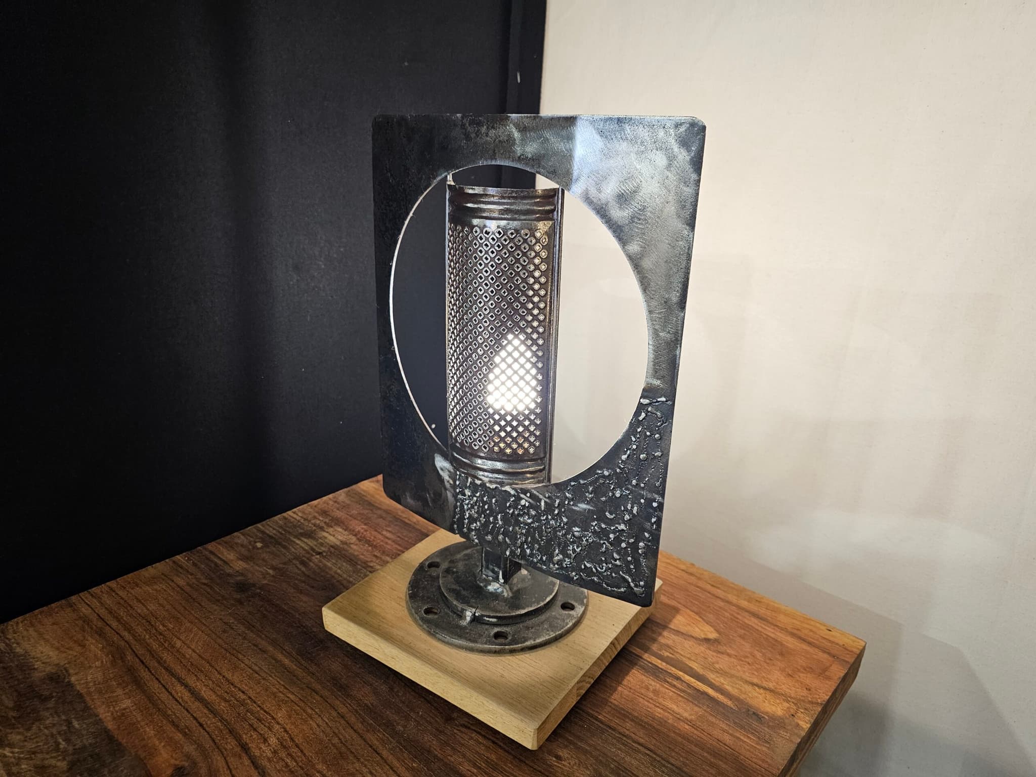 Lampe récup unique en métal et chêne "RAPE"