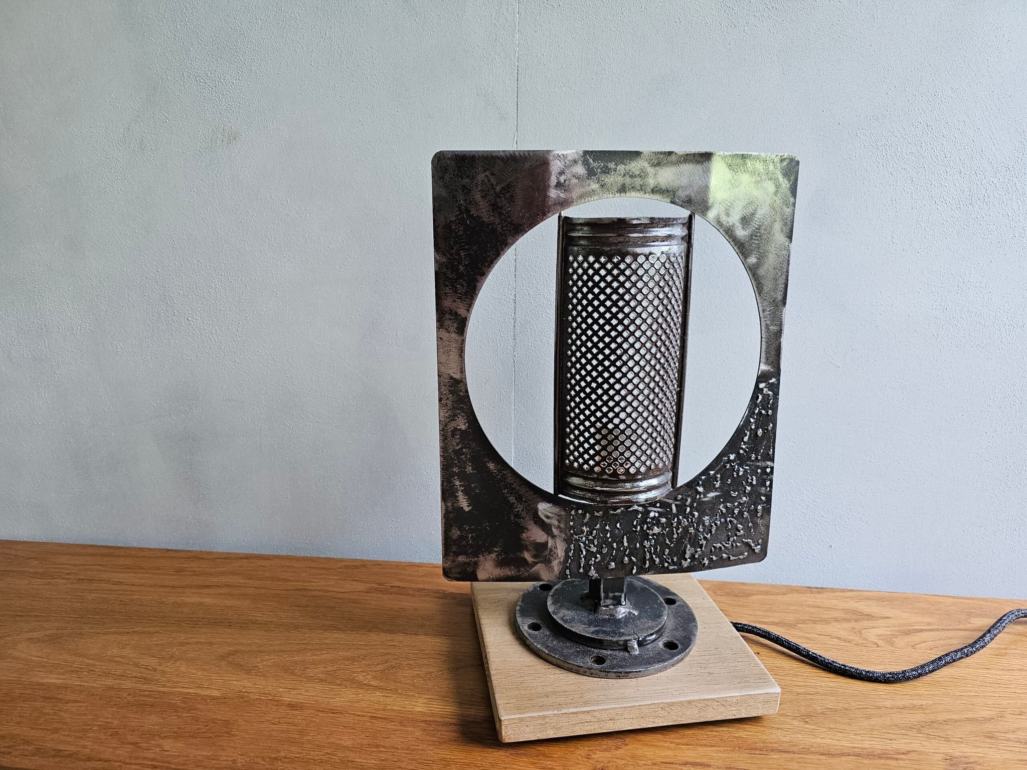 Lampe récup unique en métal et chêne "RAPE"