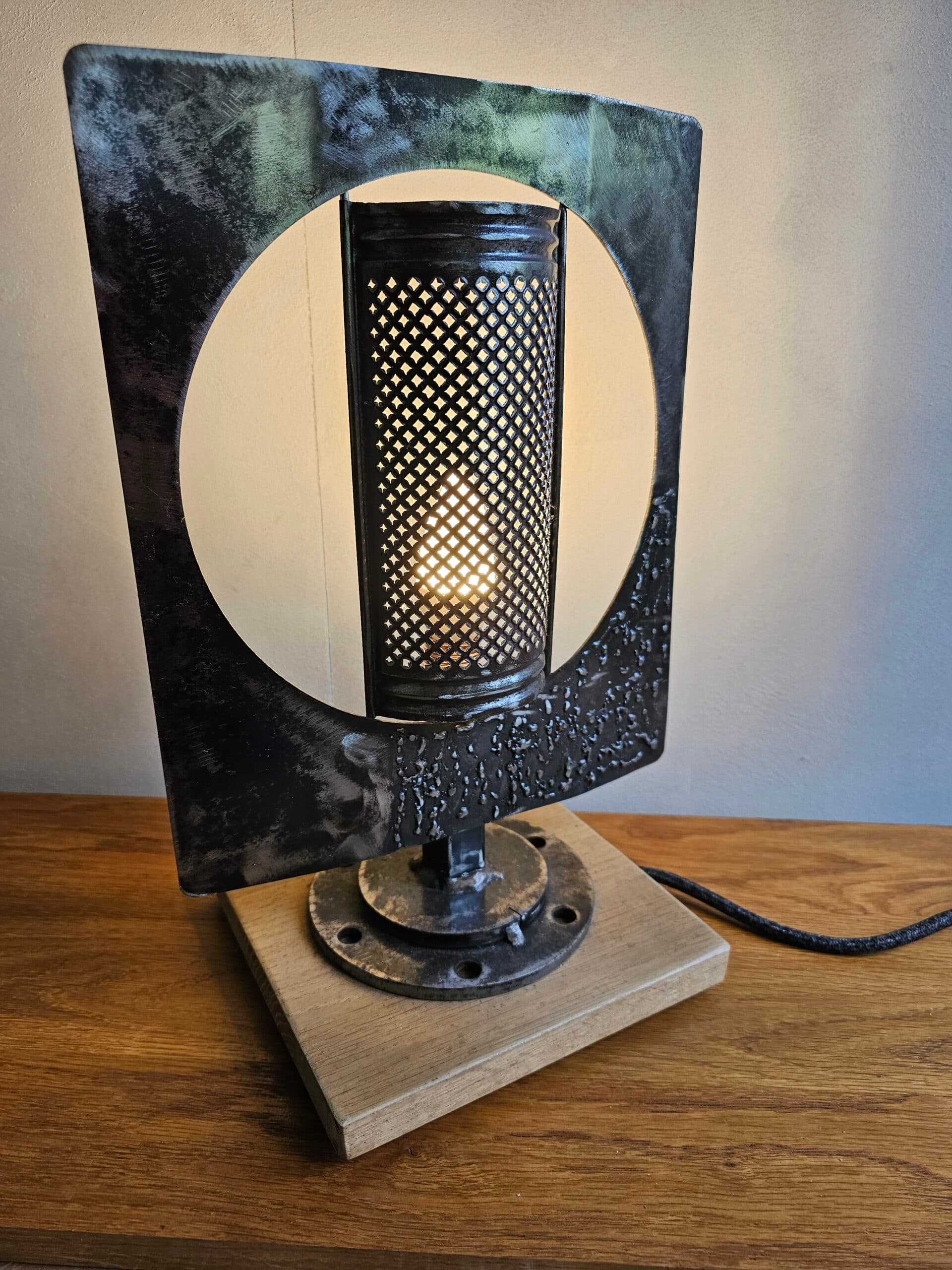 Lampe récup unique en métal et chêne "RAPE"