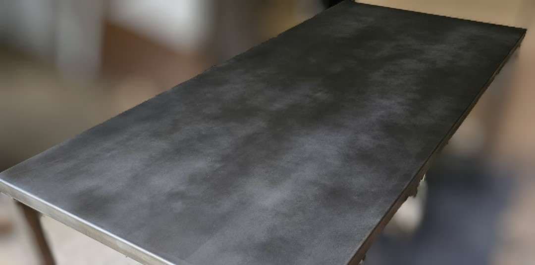 Table à manger design en métal patiné "BASALTE" - Douceur Brute