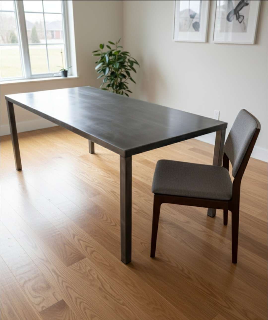 Table à manger design en métal patiné "BASALTE" - Douceur Brute