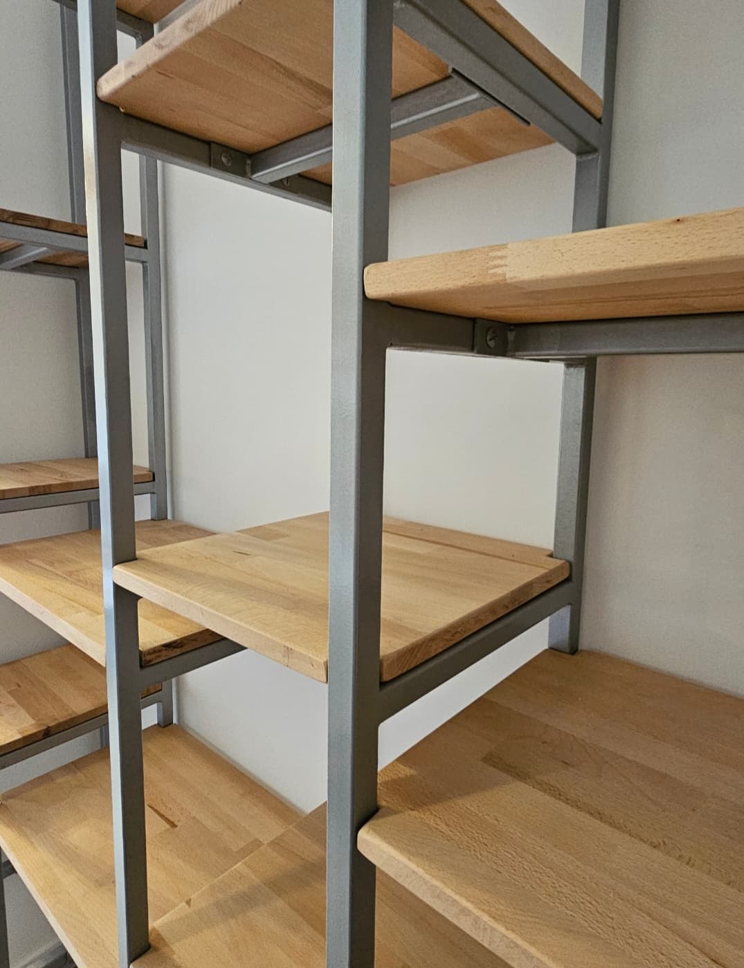 Bibliothèque sur mesure en hêtre massif et métal - SYLVA
