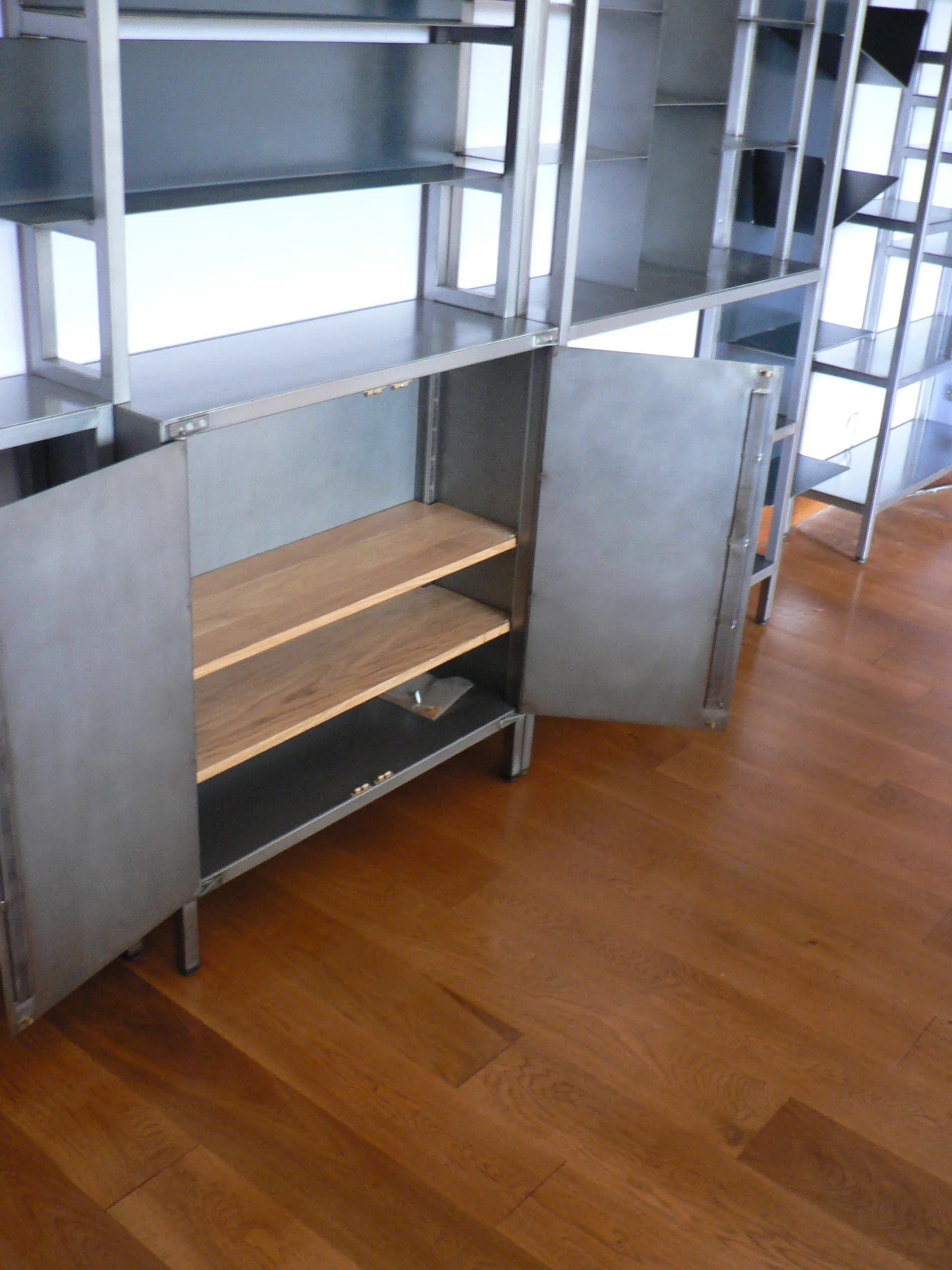 detail bibliotheque xxl acier contemporaine