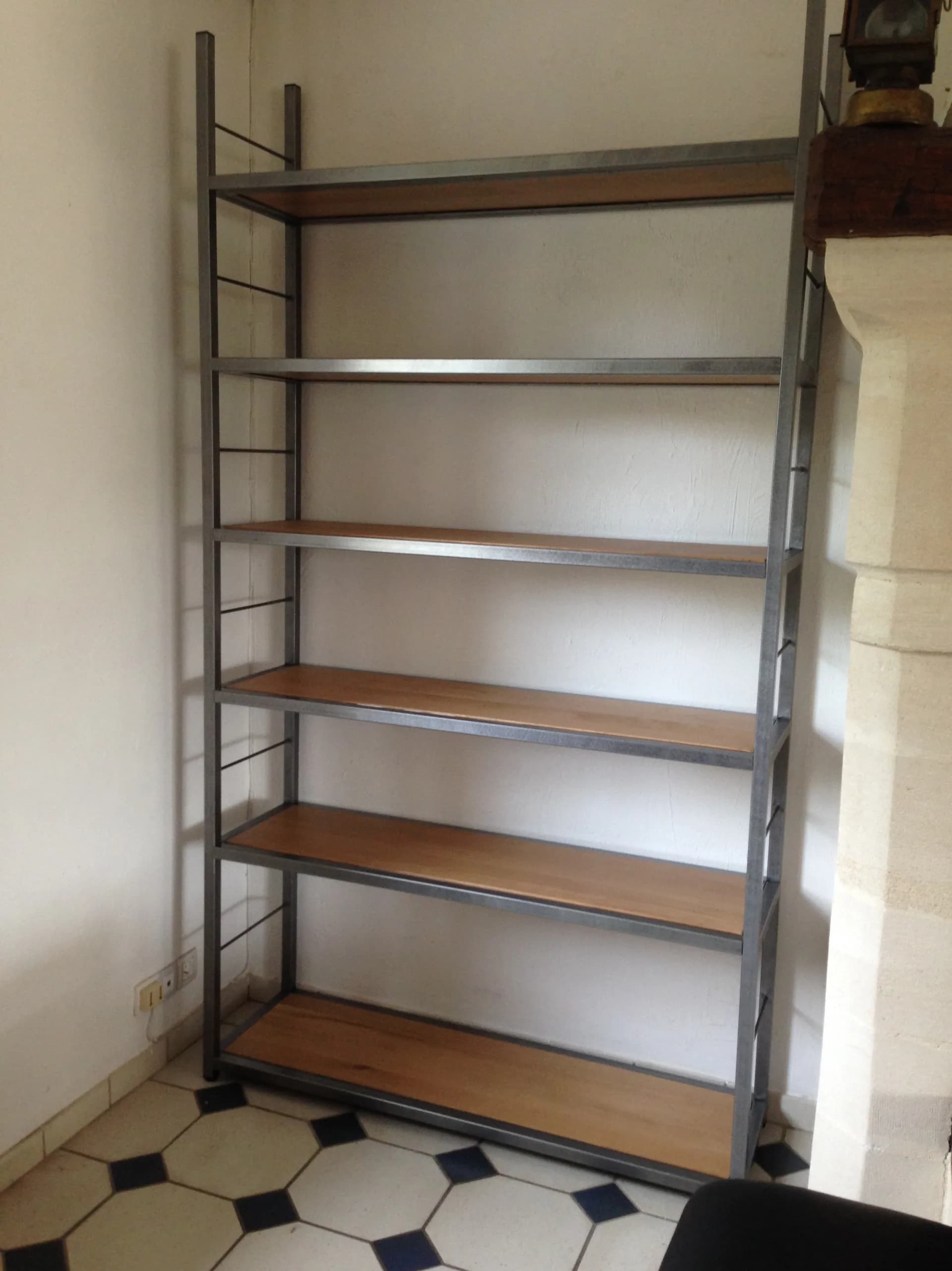 etagere bibliotheque acier et bois massif
