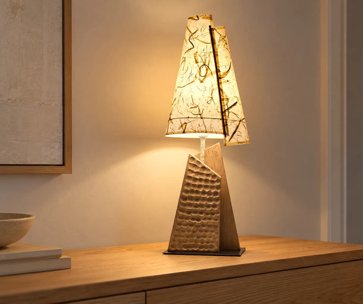 Lampe ALMA en chêne massif sculpté avec abat-jour en papier japonais, posée sur un buffet en bois clair.