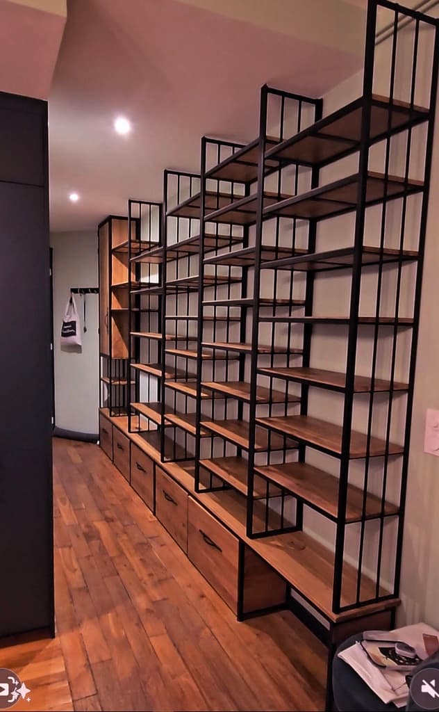 Bibliothèque sur mesure en chêne massif et métal laqué noir