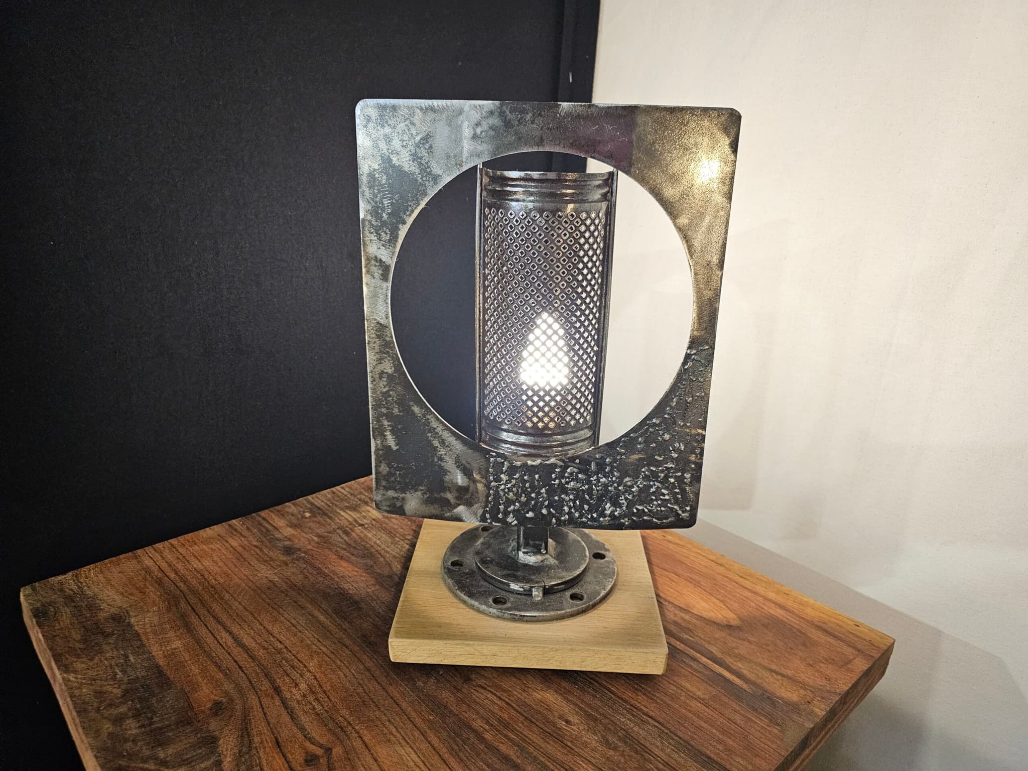 Lampe récup unique en métal et chêne "RAPE"