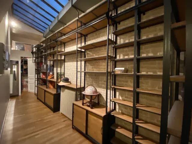 Rangement couloir : bibliothèque et bahuts sur-mesure pour optimiser