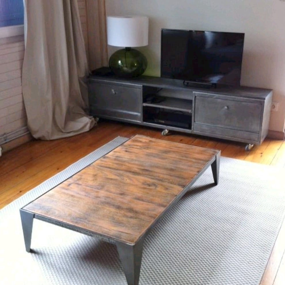 table basse en acier canon de fusil et chêne massif sur mesure