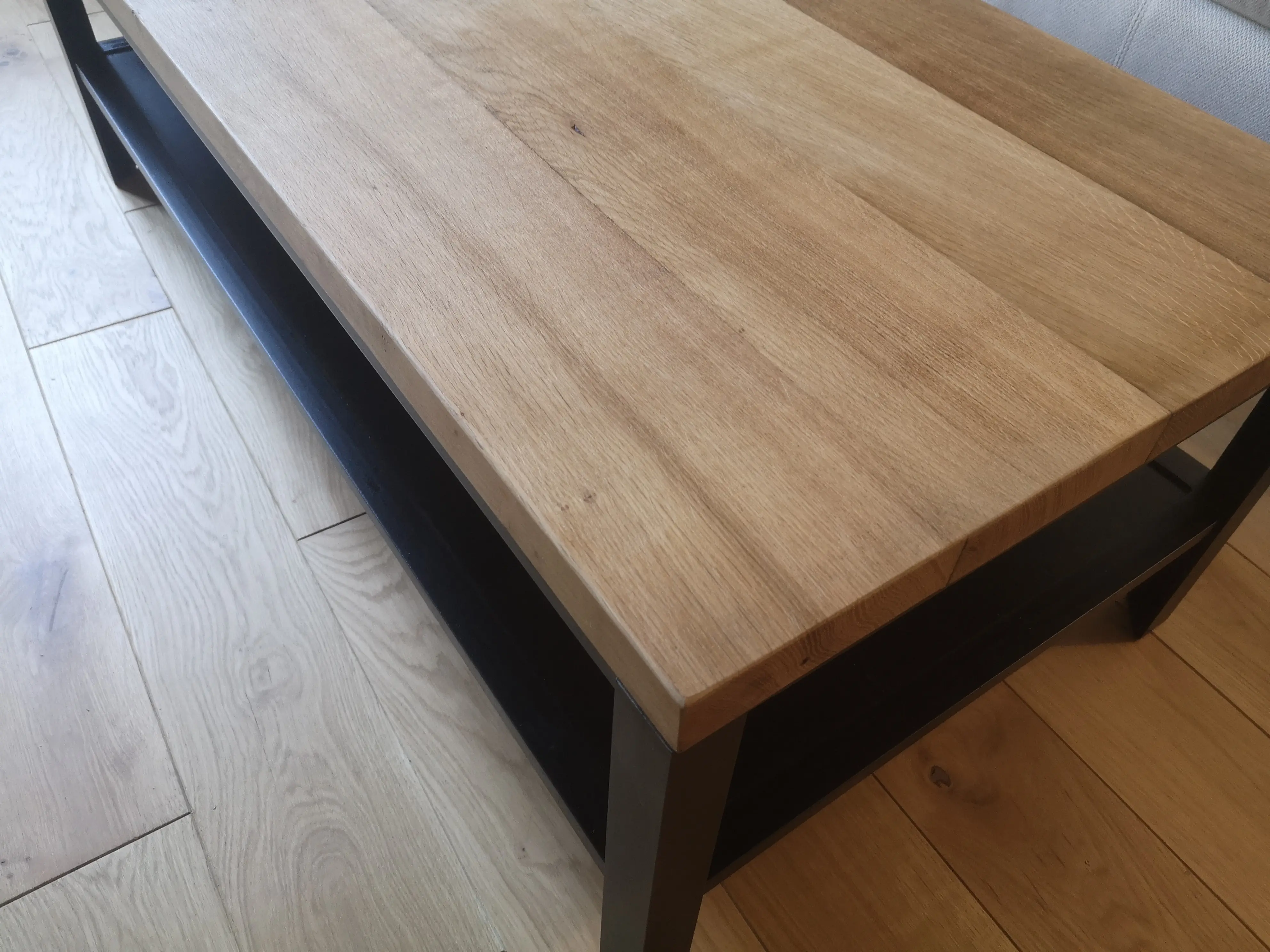 Table basse en CHENE massif avec cadre métallique noir et plateau en bois clair, design contemporain, exposition d’atelier Douceur Brute.