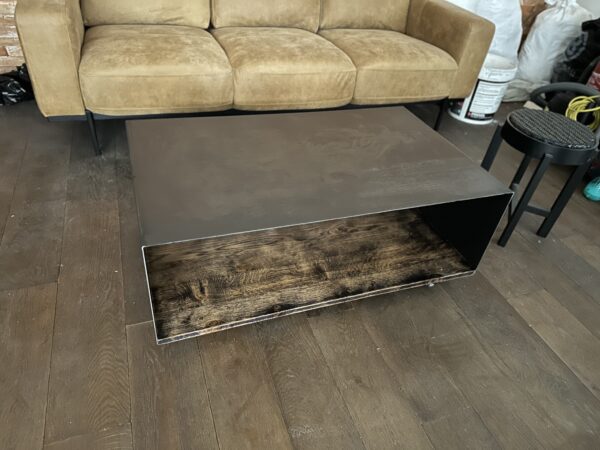 table basse rectangulaire sur roulettes en acier brut et chene style industiel
