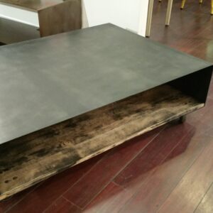 détail acier brut calaminé et chêne vieilli noir