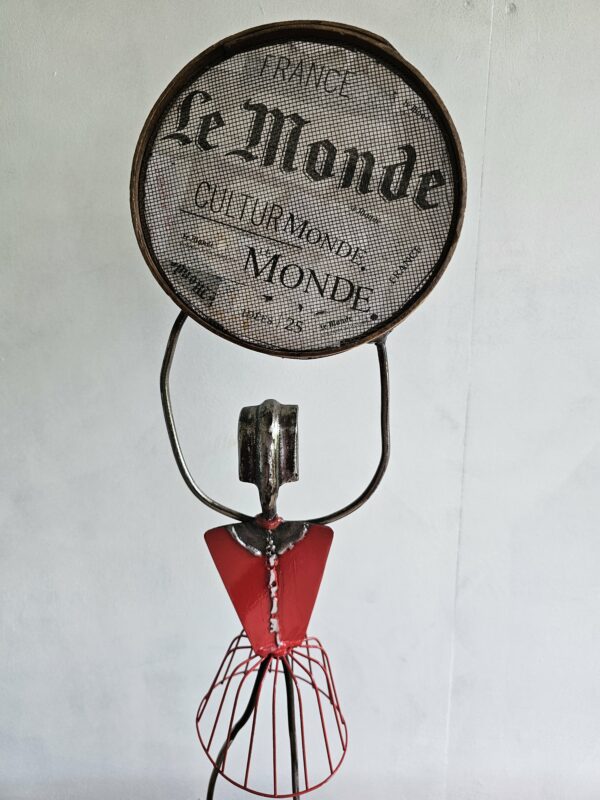 Sculpture Métal et bois "Le monde au bout de Ses Rêves" – Image 3