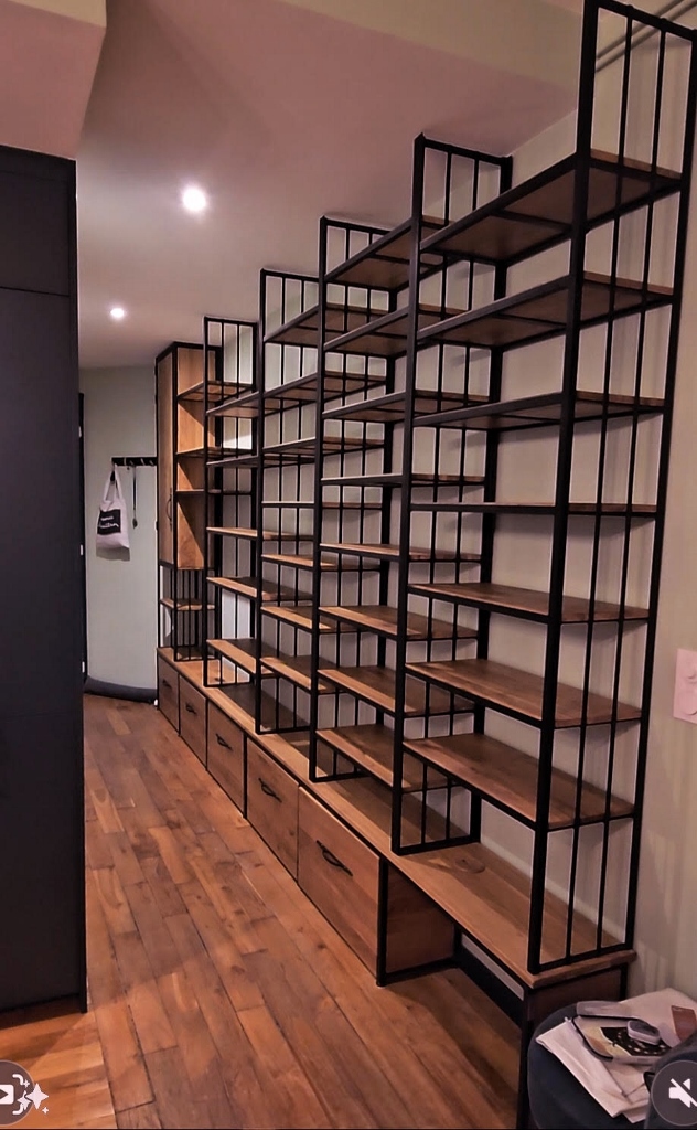 bibliothèque avec rangements pour une entrée en metal et chêne massif sur mesure