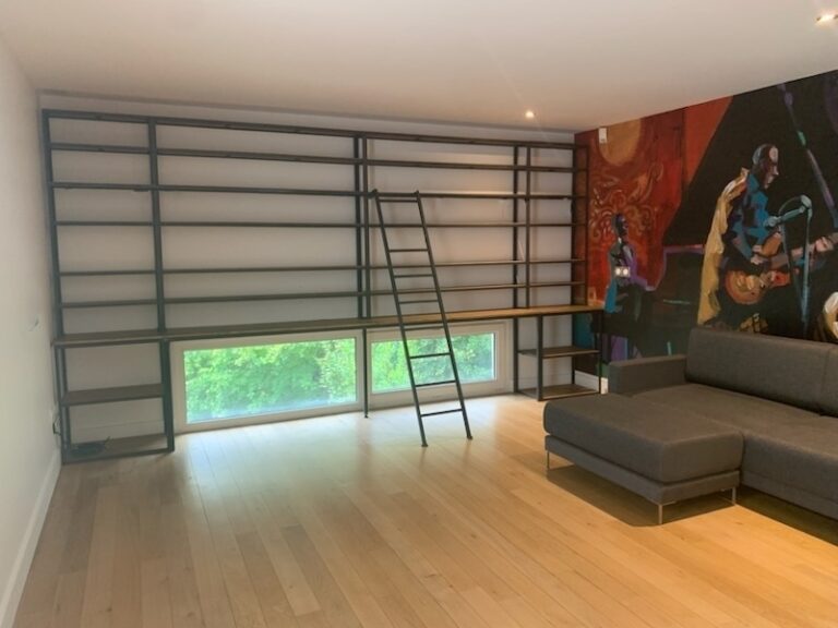 grande bibliothèque style industriel en métal et bois massif avec une échelle