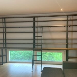 Grande bibliothèque sur mesure en metal et bois massif, avec une echelle