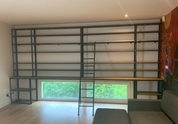 Grande bibliothèque sur mesure en metal et bois massif, avec une echelle